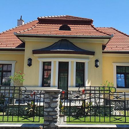 Varkert Deluxe Apartmanhaz ميسكولك المظهر الخارجي الصورة