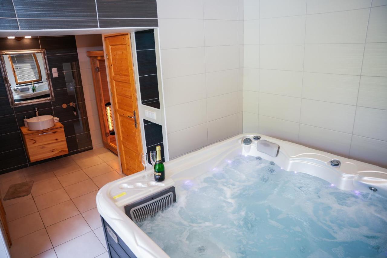 Varkert Deluxe Apartmanhaz ميسكولك المظهر الخارجي الصورة