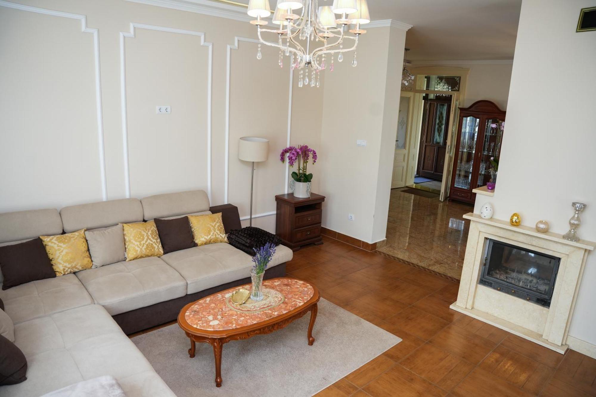 Varkert Deluxe Apartmanhaz ميسكولك المظهر الخارجي الصورة