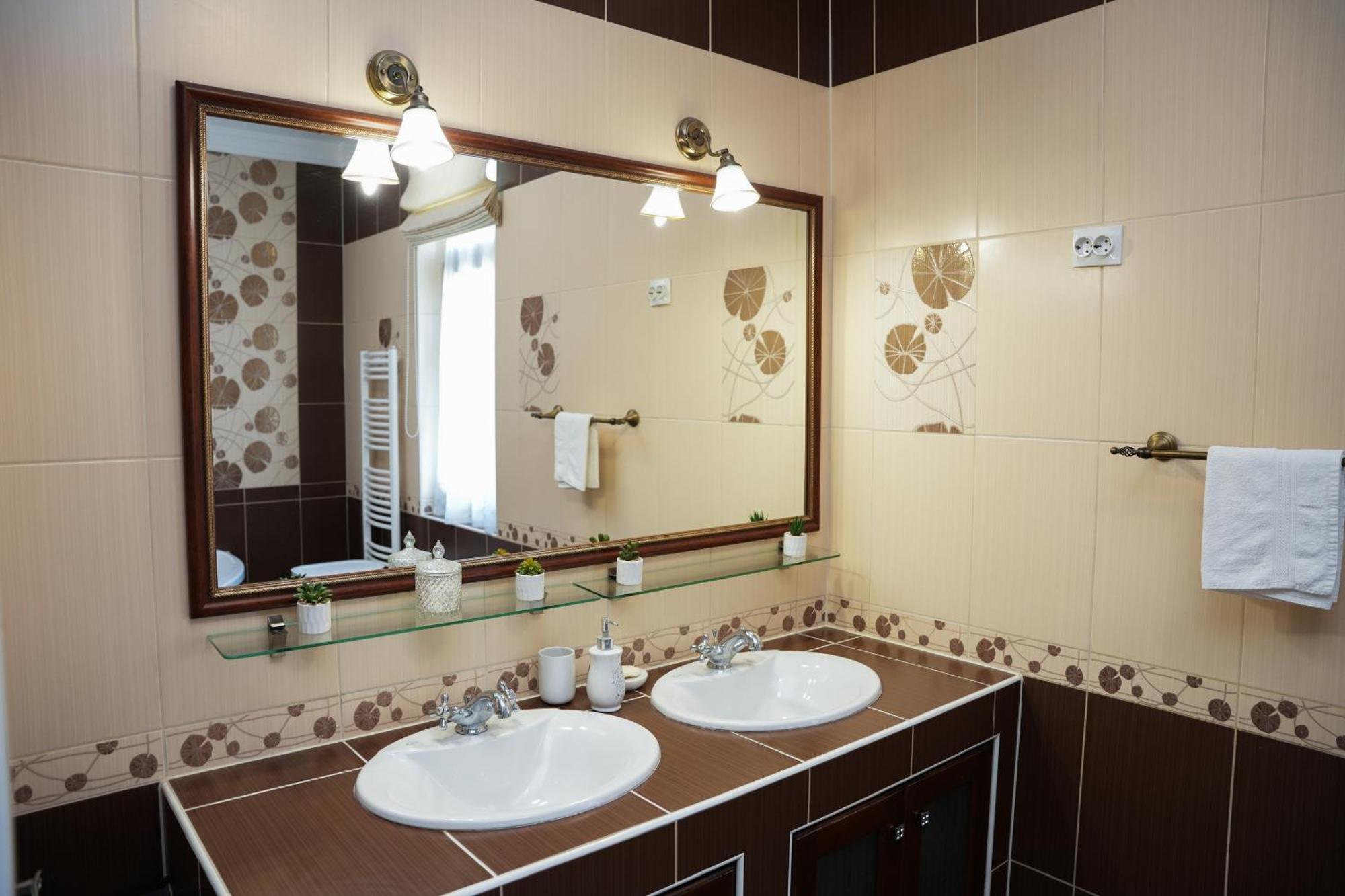 Varkert Deluxe Apartmanhaz ميسكولك المظهر الخارجي الصورة